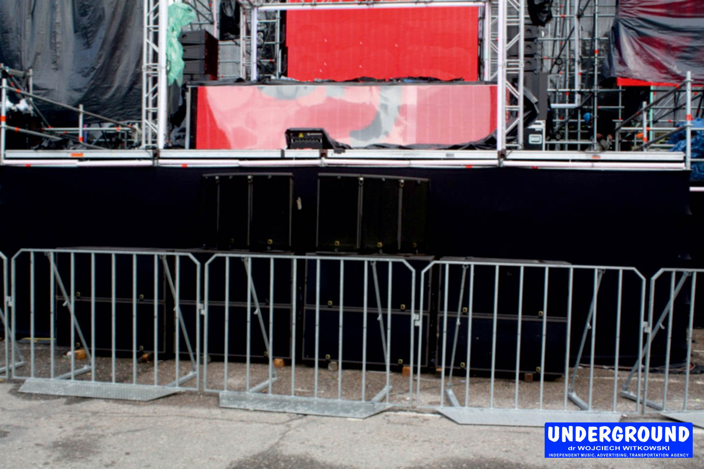 Crowd barrier